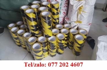 BĂNG KEO DÁN SÀN LÕI NHỰA – BĂNG DÍNH SỌC VÀNG ĐEN